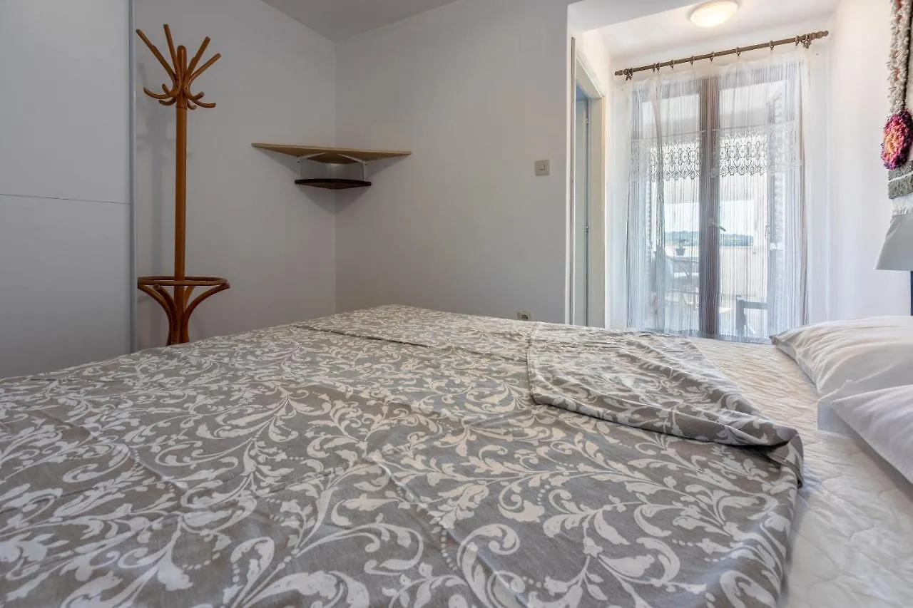 Apartments Vera Supetarska Draga 0*,  Croatia